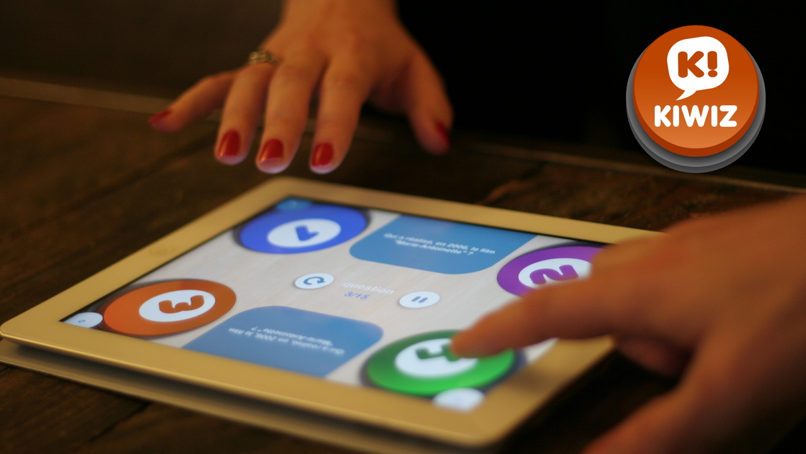 Avec Kiwiz, plusieurs joueurs autours d'un iPad ou iPhone